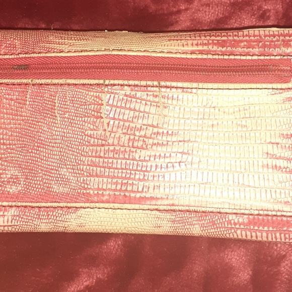 Guess Wallet - Picture 2 of 7